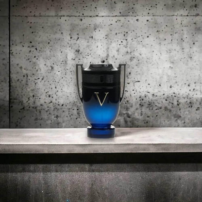 Eleganter, blauer Flakon eines Herrenparfums vor Betonhintergrund, luxuriöses Design