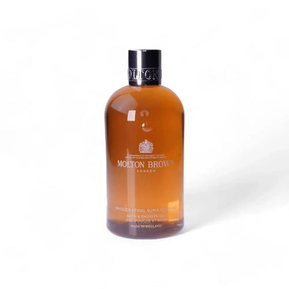 Braune Flasche Molton Brown Invigorating Suma Ginseng Duschgel auf weißem Hintergrund