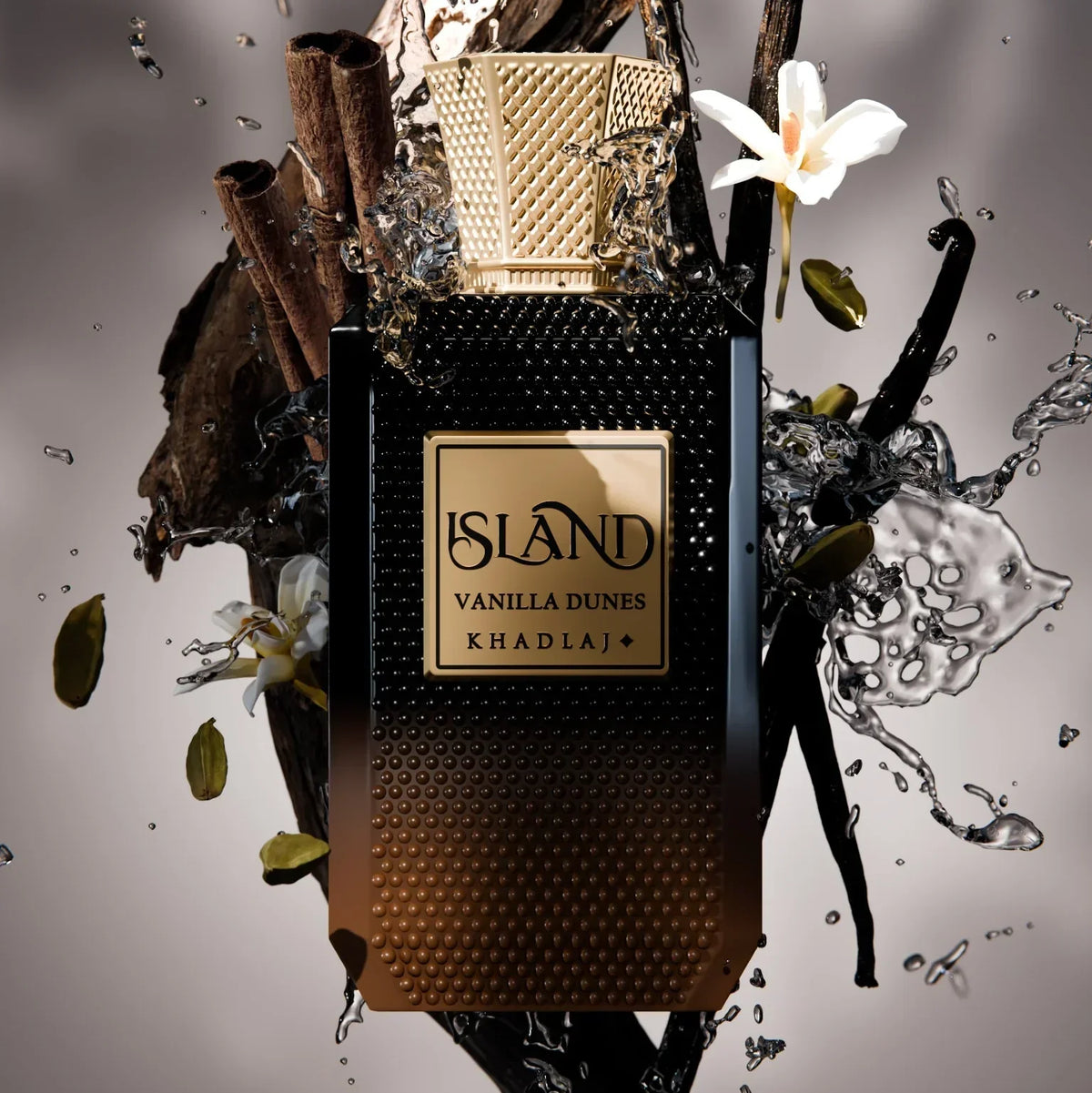 Luxusparfum-Flakon Island Vanilla Dunes mit Vanilleschoten, Zimt, Blüten und Wasserspritzern