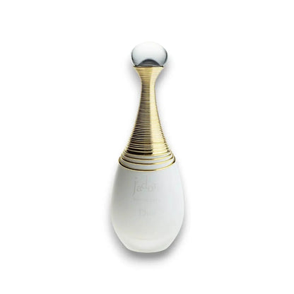 Edles Damenparfum in elegantem, weißen Flakon mit goldenen Akzenten vor weißem Hintergrund.