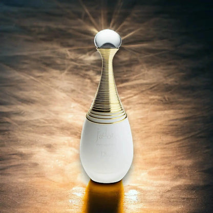 Elegantes Damenparfum in weiß-goldener Flasche mit Lichtreflexen, luxuriöses Duftprodukt
