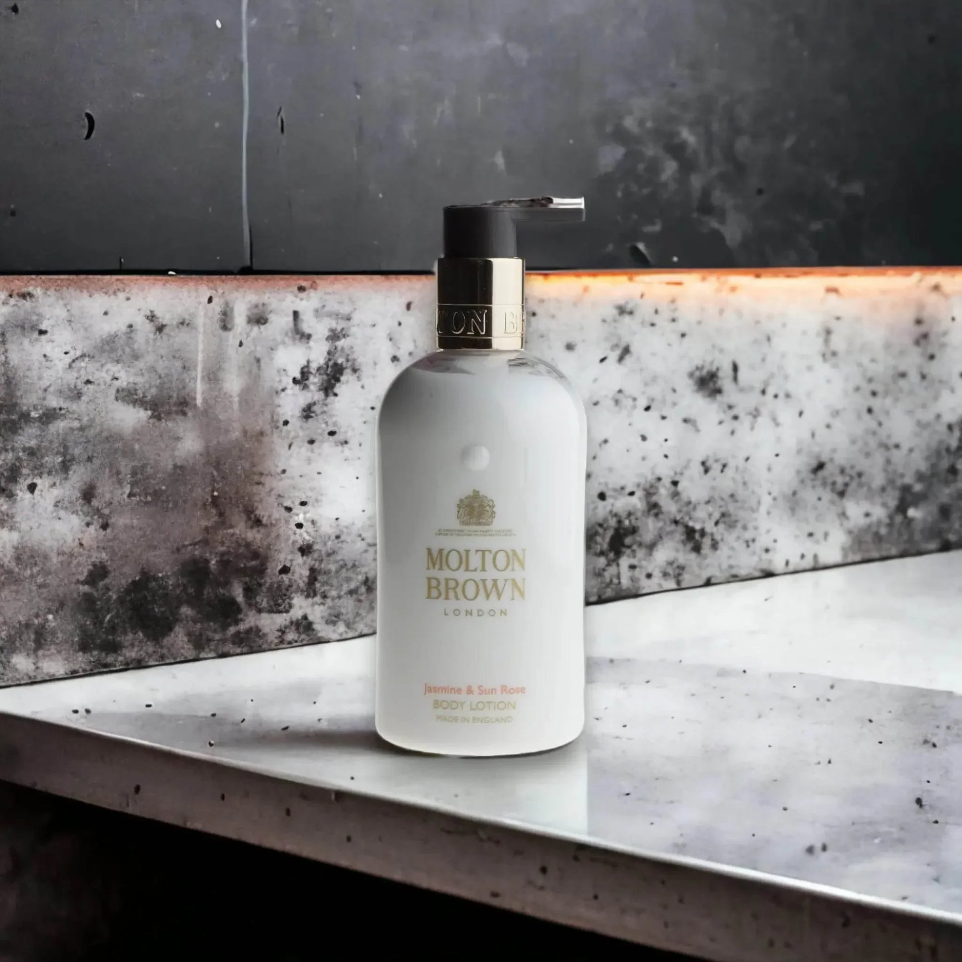 Molton Brown Jasmine & Sun Rose Körperlotion in eleganter Flasche auf Marmoroberfläche