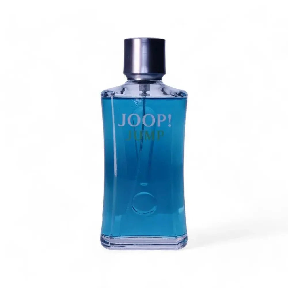 Blauer Flakon Eau de Toilette Joop Jump für Herren, elegantes Parfum auf weißem Hintergrund.