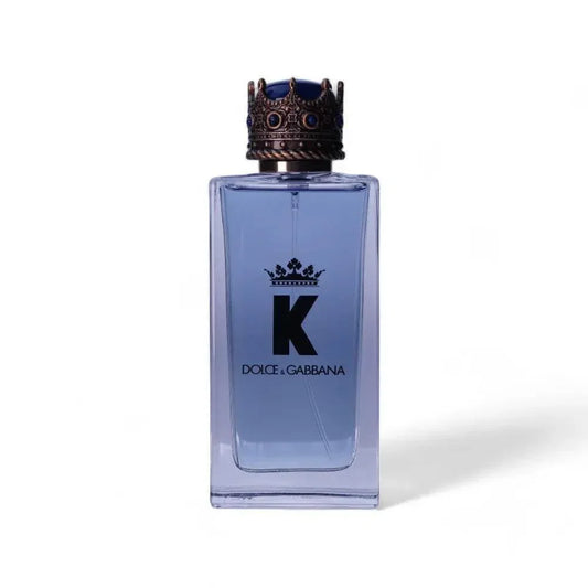 Herrenparfum Flakon mit blauer Flüssigkeit, verziert mit Krone und K auf dem Etikett, auf weißem Hintergrund.