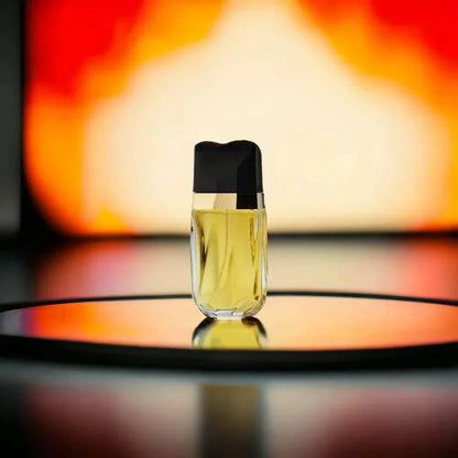 Luxus Parfumflakon mit goldener Duftessenz vor leuchtendem, abstraktem Hintergrund