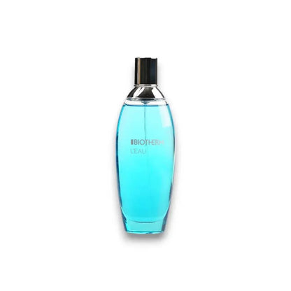 Blauer Flakon Biotherm L'Eau Eau de Toilette, luxuriöses Damenparfum auf weißem Hintergrund