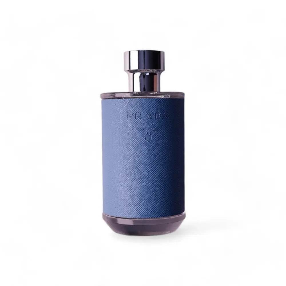 Eleganter Herrenduft Flakon mit blauem Leder und silbernem Verschluss, auf weißem Hintergrund