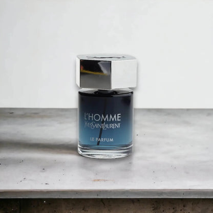 Elegantes Herrenparfum L'Homme Le Parfum Flakon mit silbernem Verschluss auf Marmorfläche