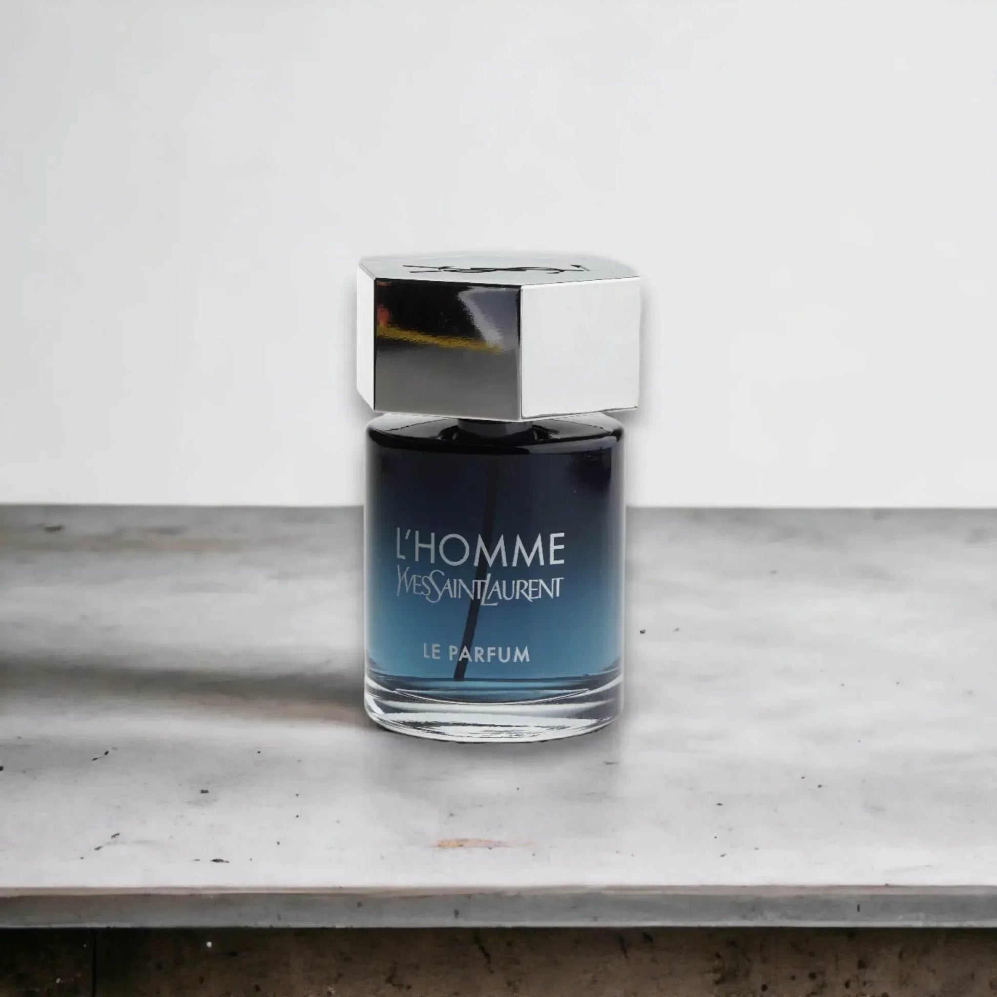 Luxuriöses Herrenparfum L'Homme Le Parfum in elegantem blauen Flakon auf Marmoruntergrund