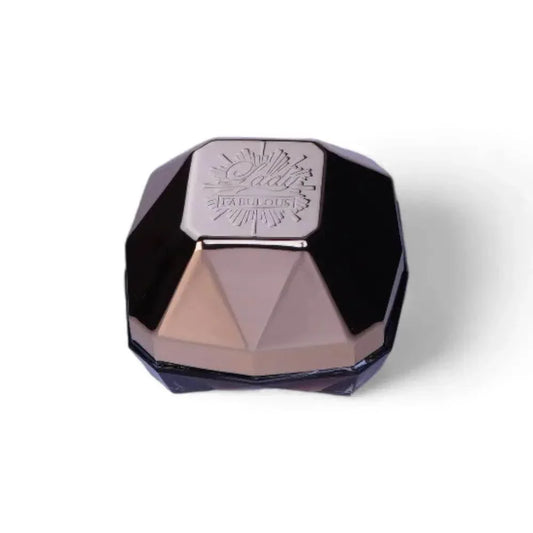 Luxuriöser Damenparfum-Flakon in Diamantform mit golden-schwarzem Design auf weißem Hintergrund