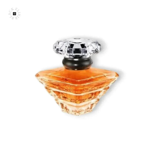 Edles Damenparfum in eleganter, diamantförmiger Glasflasche mit goldener Flüssigkeit.