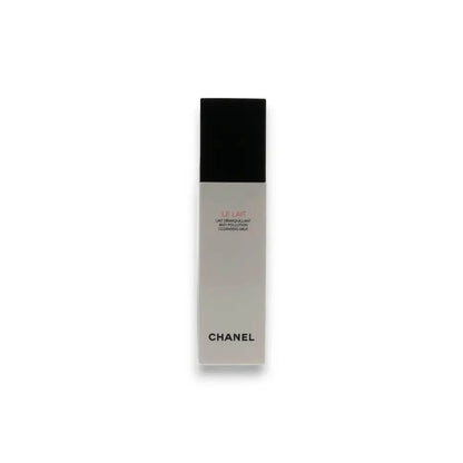 Flasche Reinigungsmilch Le Lait mit schwarzem Deckel, auf weißem Hintergrund freigestellt.