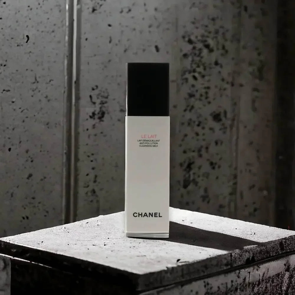 Le Lait Cleansing Milk, luxuriöse Reinigungsmilch in weißer Flasche, auf Betonoberfläche