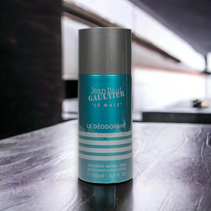 Jean Paul Gaultier Le Male Deodorant Spray 150ml, türkisfarbene Dose auf Tisch, Herrenpflege