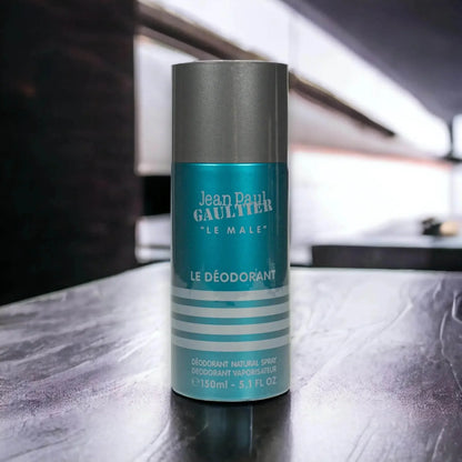 Jean Paul Gaultier Le Male Deodorant Spray 150ml für Herren auf modernem Tisch