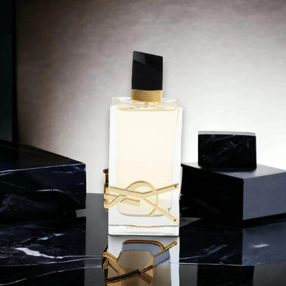Luxuriöses Eau de Parfum im eleganten Glasflakon mit goldenen Akzenten auf schwarzem Marmor