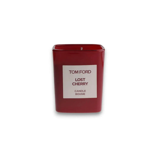 Rote Duftkerze in rechteckigem Glas mit Aufschrift 'TOM FORD Lost Cherry', isoliert auf Weiß.