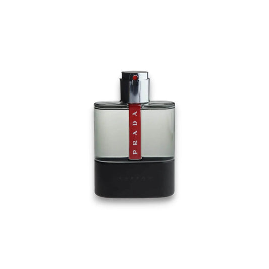 Elegantes Herrenparfum-Flakon mit rotem Etikett auf weißem Hintergrund, luxuriöser Duft