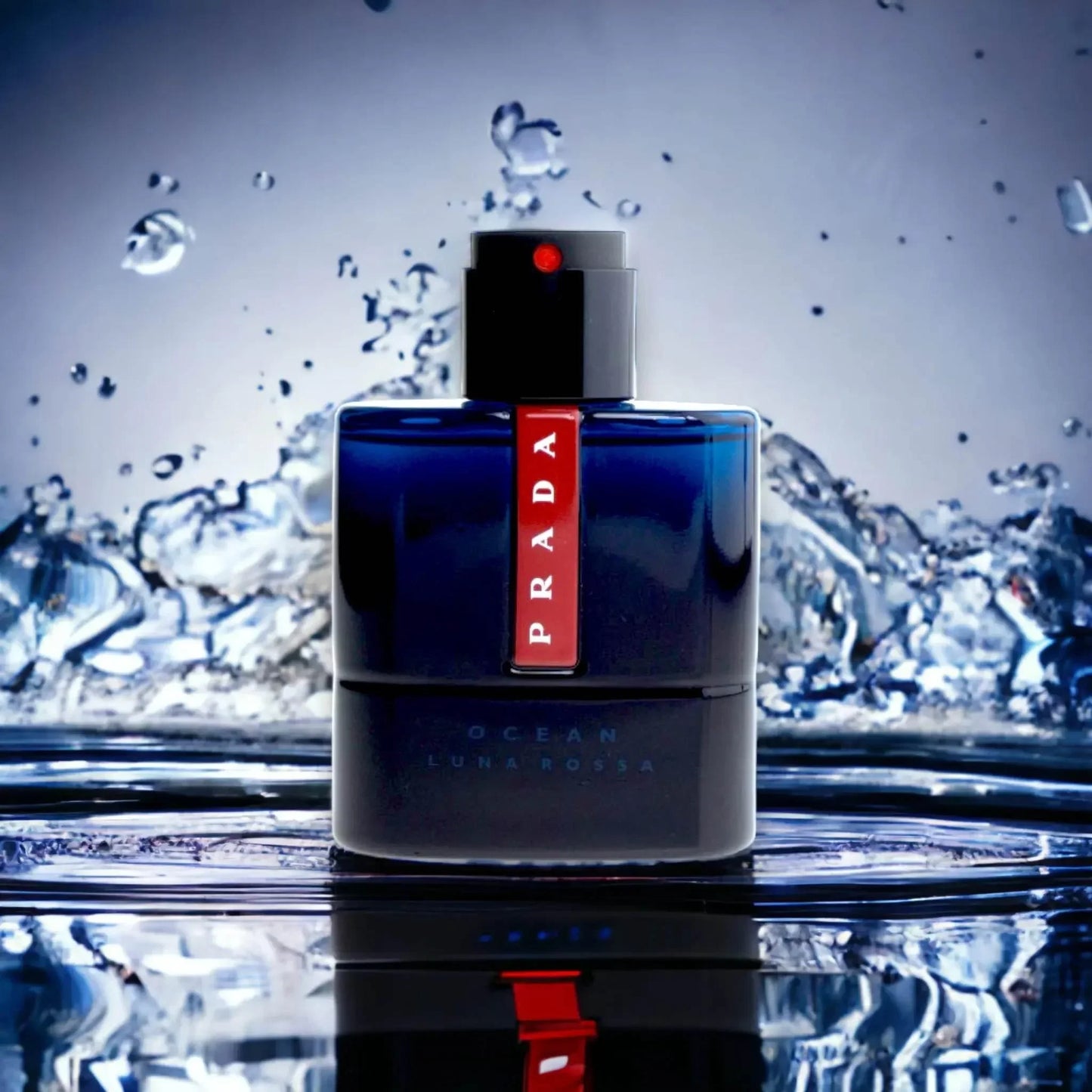 PRADA Luna Rossa Ocean Parfümflakon vor spritzendem Wasser, luxuriöses Herrenparfum