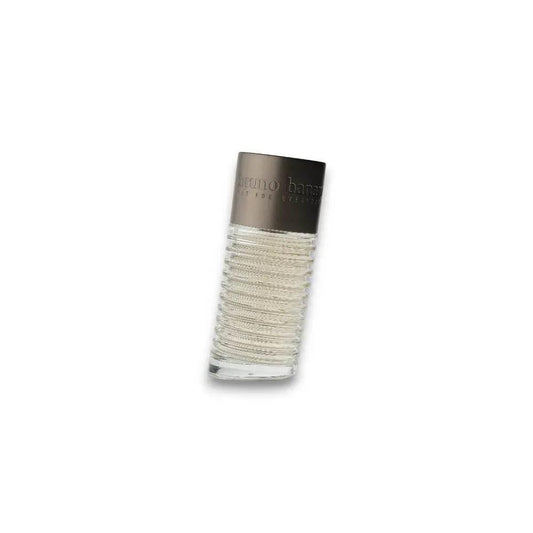 Herrenduft Eau de Toilette Flakon mit silbernem Verschluss auf weißem Hintergrund