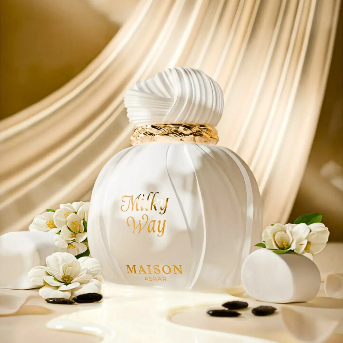 Edles Parfum in weiß-goldenem Flakon, umgeben von weißen Blüten, luxuriös arrangiert.