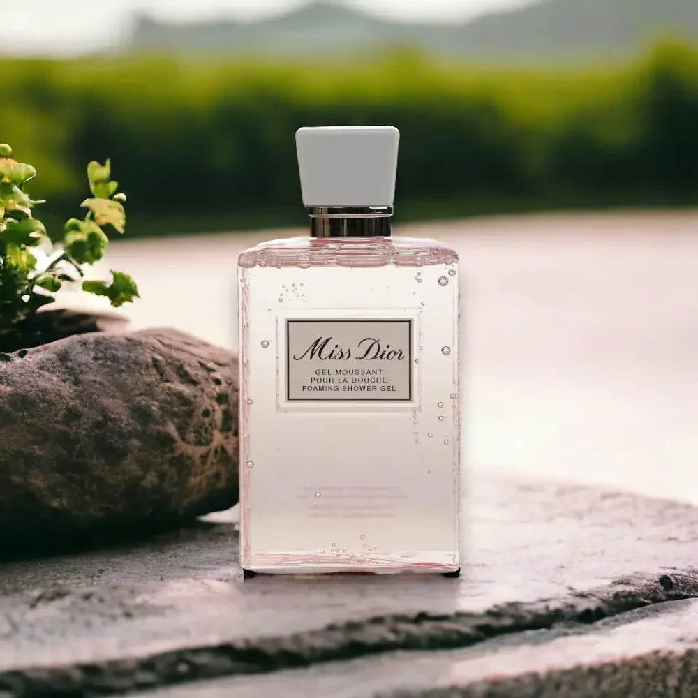 Miss Dior Duschgel Flasche auf Stein, luxuriöser Duschschaum für Damen, Naturhintergrund