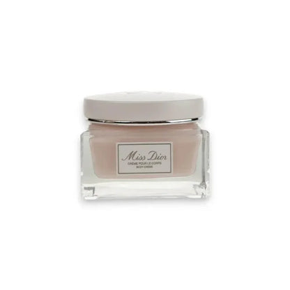 Miss Dior Körpercreme im eleganten Glasbehälter mit weißem Deckel, Produktfoto vor weißem Hintergrund.