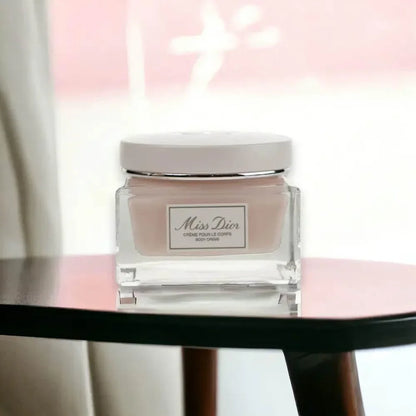 Miss Dior Körpercreme im eleganten Glasbehälter auf einem Tisch, luxuriöse Pflegecreme