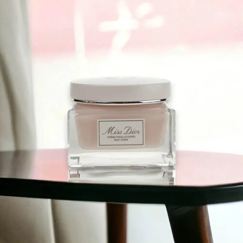Miss Dior Körpercreme in elegantem Glasbehälter auf einem Tisch, luxuriöse Hautpflege