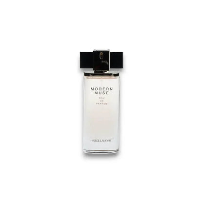 Eleganter Parfumflakon Modern Muse Eau de Parfum mit schwarzem Verschluss auf weißem Hintergrund