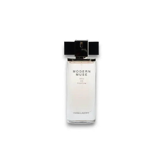 Eleganter Parfumflakon Modern Muse Eau de Parfum mit schwarzem Verschluss auf weißem Hintergrund