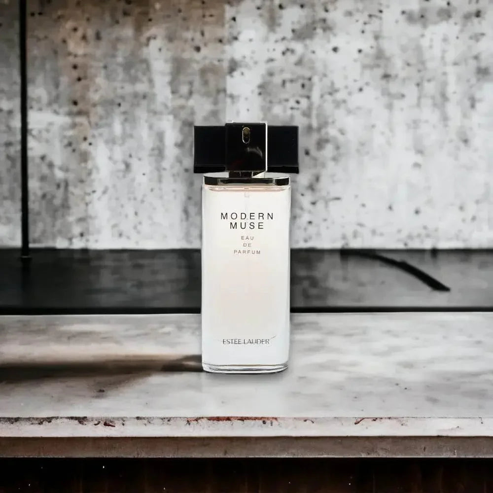 Modern Muse Eau de Parfum Flakon für Damen auf Marmortisch, luxuriöses Parfum