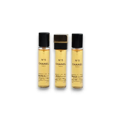Drei N°5 Parfumflakons mit goldenem Duft, luxuriöse Parfum-Probefläschchen auf Weiß