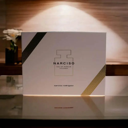 Narciso Poudree Eau de Parfum Duftset in eleganter Geschenkbox auf reflektierendem Tisch