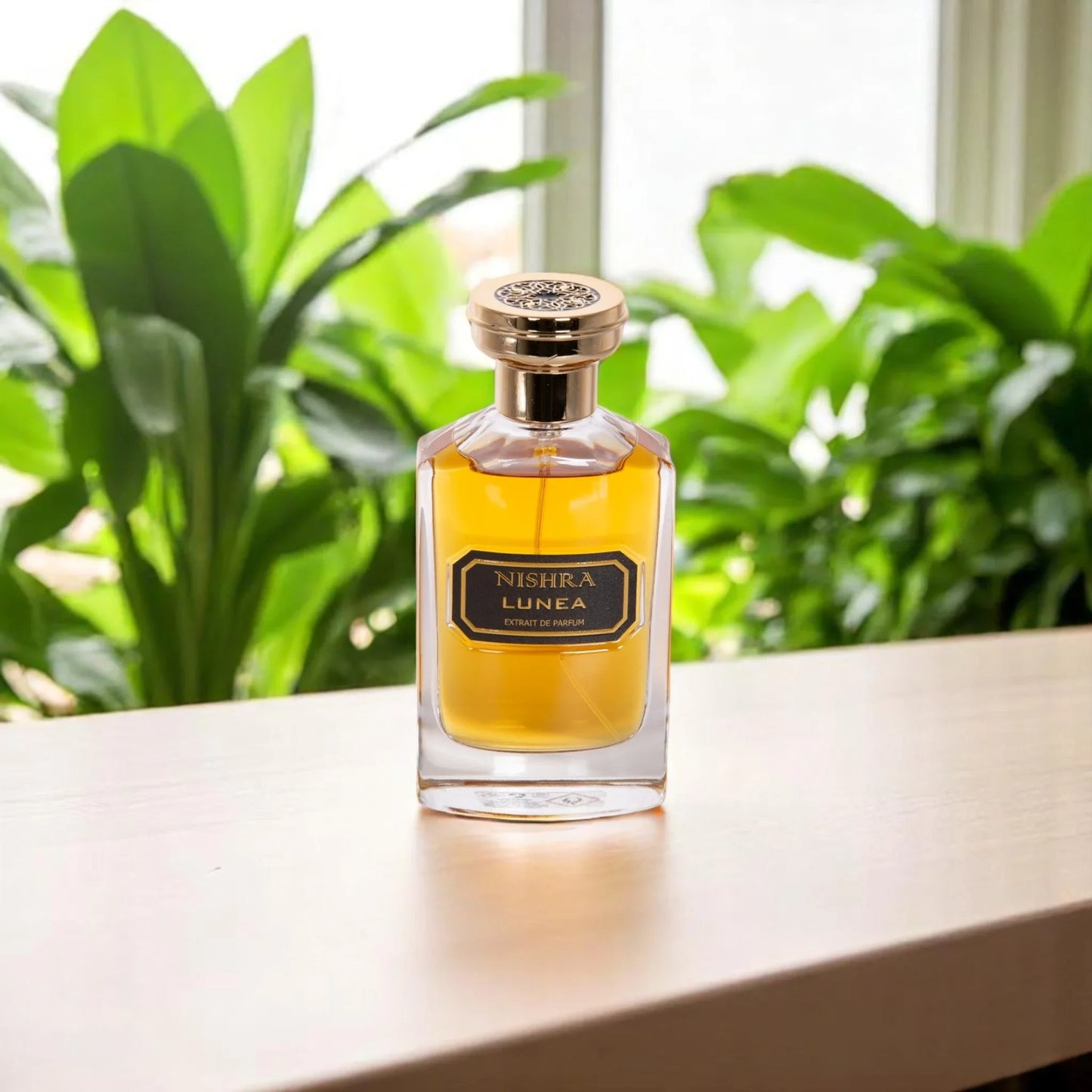 Eleganter Parfumflakon mit goldener Kappe auf Tisch, luxuriöser Duft, Pflanzen im Hintergrund.