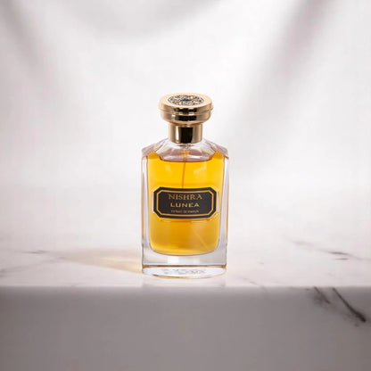 Luxus Parfum Flakon Nishra Lunea mit goldener Kappe auf hellem Hintergrund