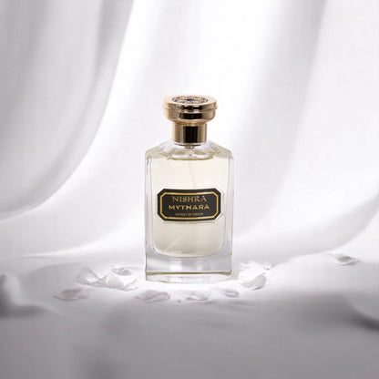 Luxus Parfumflakon Nishra Mythara auf weißem Stoff mit goldfarbenem Verschluss