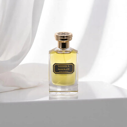 Luxus Parfumflakon Nishra Navajo mit goldener Kappe vor weißem, elegantem Hintergrund