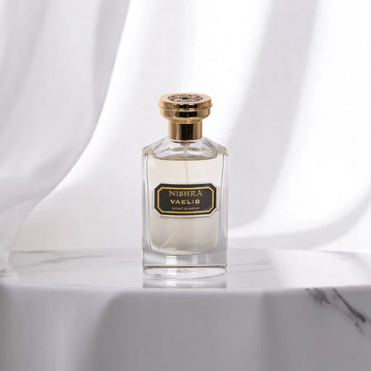 Luxusparfum Flakon Nishra Vaelis auf Marmortisch vor weißem, elegantem Hintergrund