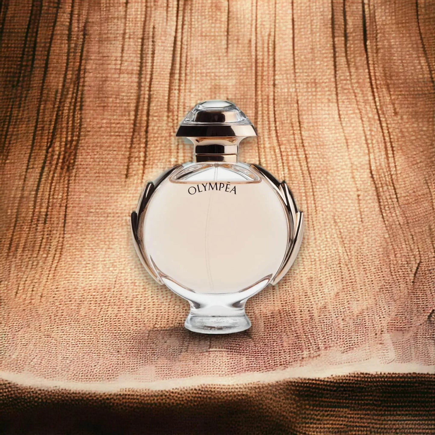 Eleganter Damenduft Olympea Parfumflakon auf rustikalem Holz-Hintergrund