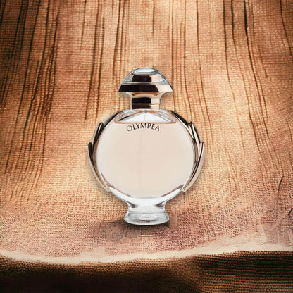 Eleganter Damenduft Olympea Parfumflakon auf rustikalem Holz-Hintergrund
