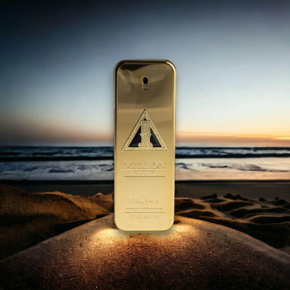 Goldener Parfumflakon One Million Elixir auf Sand vor Sonnenuntergang am Meer