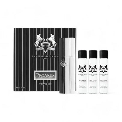 Pegasus Eau de Parfum Travel Set mit schwarz-silberner Box und drei Parfum-Miniaturen.