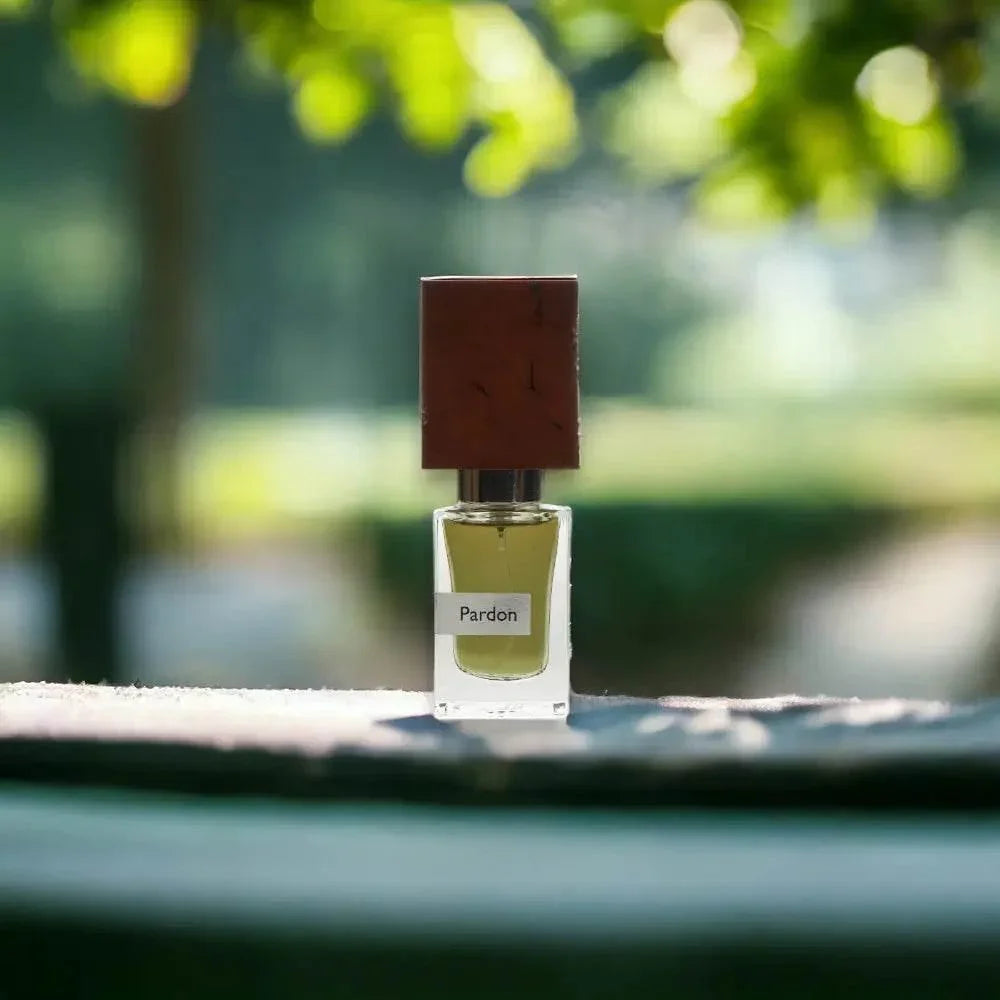 Edles Parfumflakon mit Holzverschluss, Pardon Extrait de Parfum, im natürlichen Sonnenlicht