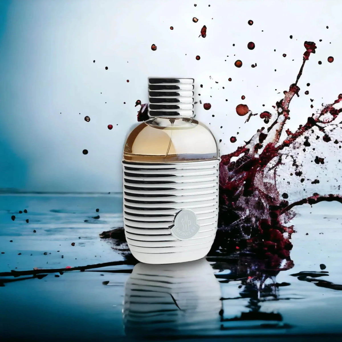 Moncler Pour Femme Eau de Parfum: Weißer, geriffelter Flakon vor einem Spritzer dunkler Flüssigkeit.