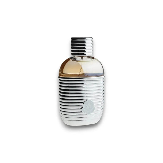 Luxus Damenparfum in silberner, gerillter Flasche auf weißem Hintergrund