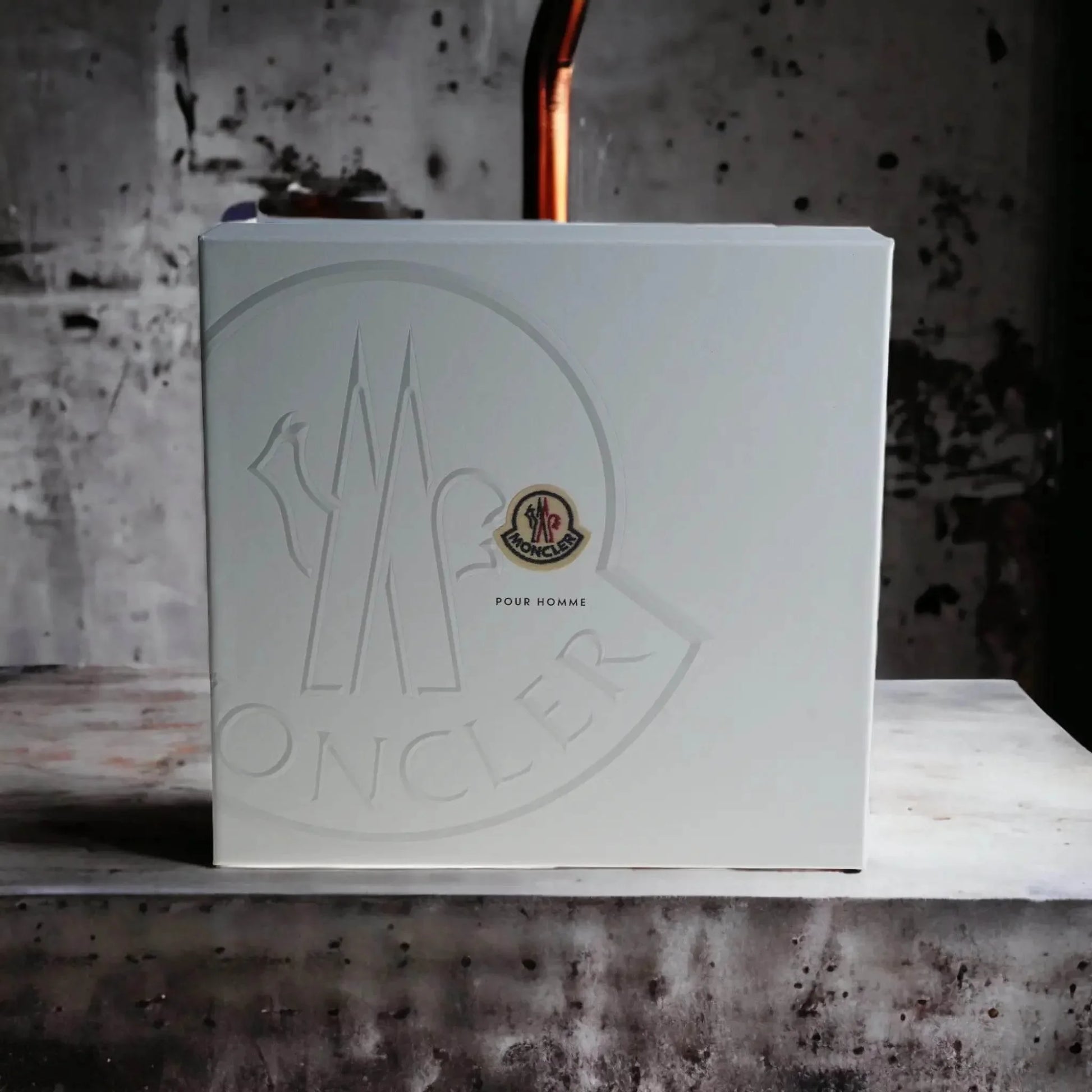 Elegantes Herren Duftset, weiße Geschenkbox mit Moncler-Logo, luxuriöses Parfum für Männer