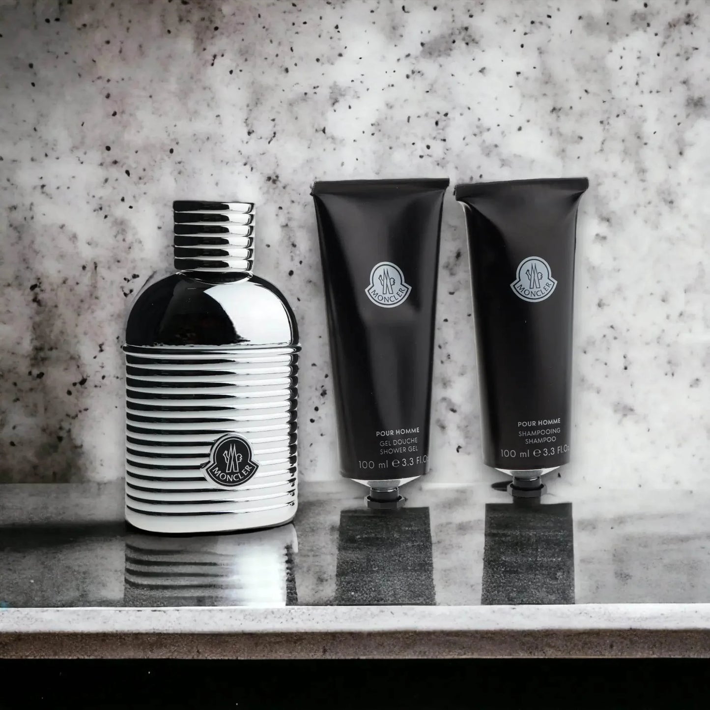 Herren Duftset mit Parfumflakon, Duschgel und Shampoo auf Marmorhintergrund, elegant gestaltet