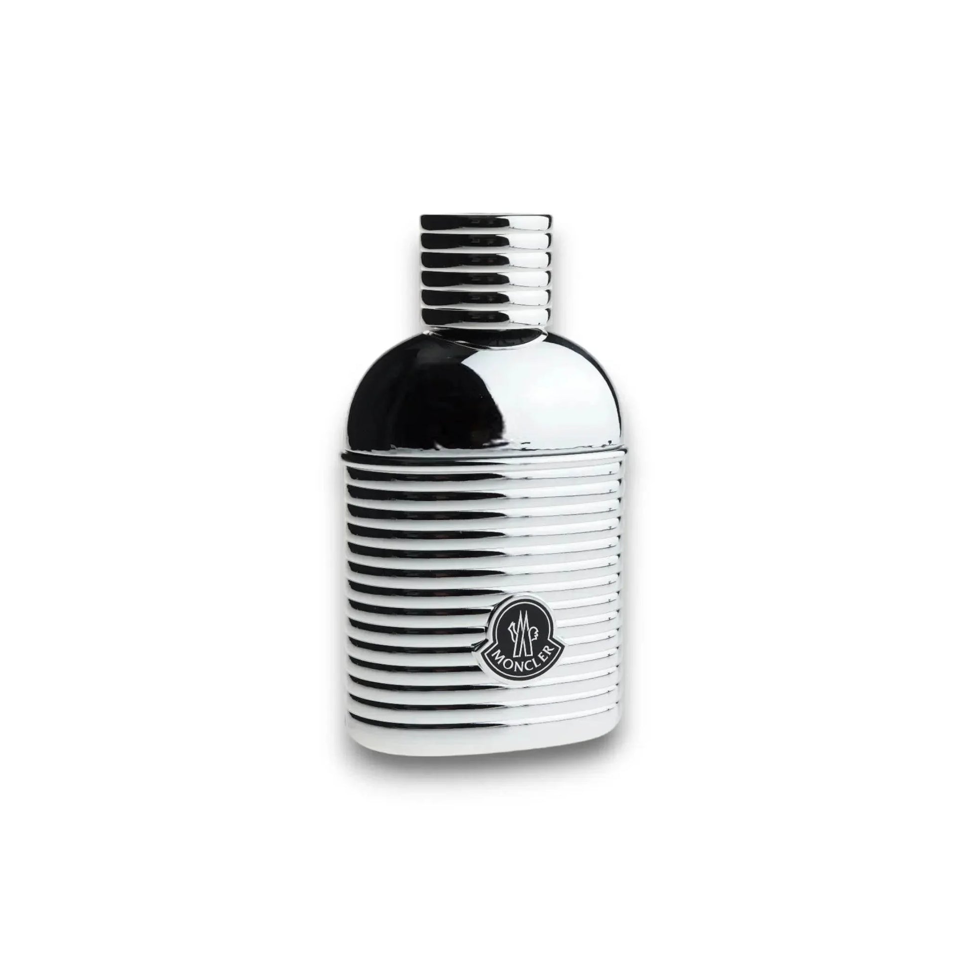 Edles Herrenparfum in silberner, geriffelter Flasche mit Moncler-Logo auf weißem Hintergrund