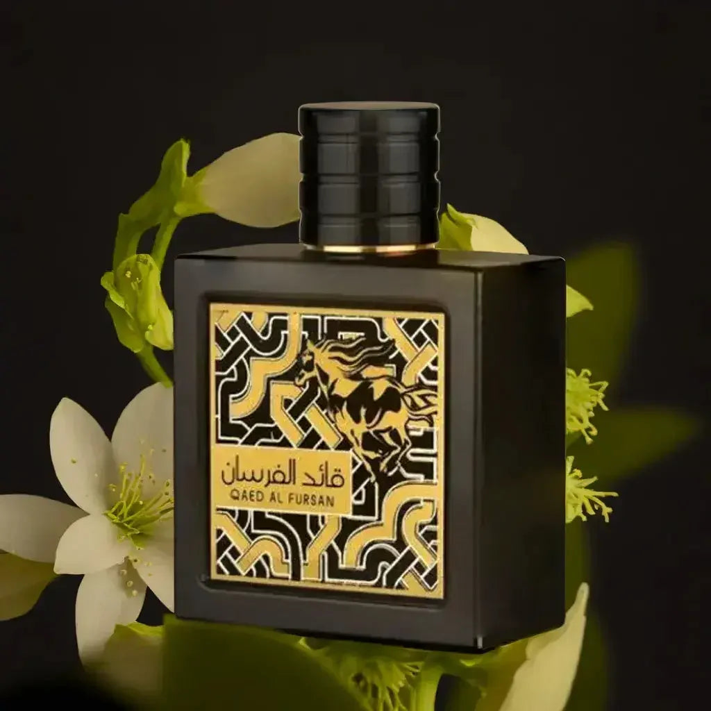 Schwarzer Parfumflakon mit gold-schwarzem Muster, florale Elemente im Hintergrund.